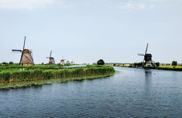 Moulins à vent néerlandais et flamands le long d’un fleuve