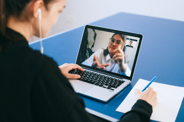 Best Practices für mehrsprachige virtuelle Meetings